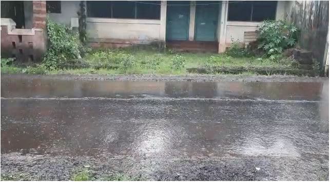 Sindhudurg Rains Impact of Cyclone in Konkan Mango and cashew growers worried due to unseasonal rains Sindhudurg Rains : चक्रीवादळाचा कोकणात परिणाम; अवकाळी पावसामुळे आंबा, काजू बागायतदार चिंताग्रस्त