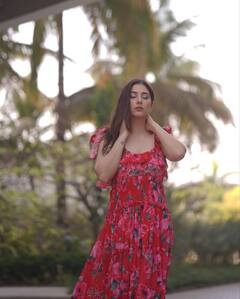 PHOTO: दिशा परमारने साडीतही जोडला बोल्डनेसचा टच; पाहा तिची किलर स्टाईल!