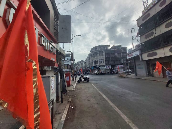 आपण पाहत असलेले फोटो हे पुण्याची गजबजलेली बाजारपेठ म्हणजेच लक्ष्मी रोडचे आहेत.