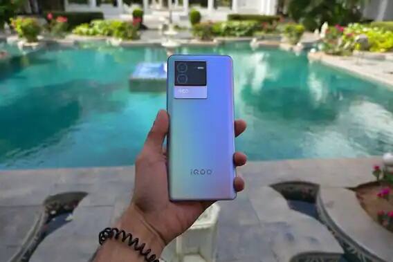 iQOO Neo 6 - iQOO Neo 6 પણ આ વર્ષનો ખુબ ડિમાન્ડિંગ ફોન છે, આ ફોનમાં 6.2- ઇંચ ડિસ્પ્લે, 64MP કેમેરા, 4700mAh ની બેટરી, 8 GB RAM+128 GB સ્ટૉરેજ મળે છે, આ ફોનની કિંમત 28,999 રૂપિયા છે.