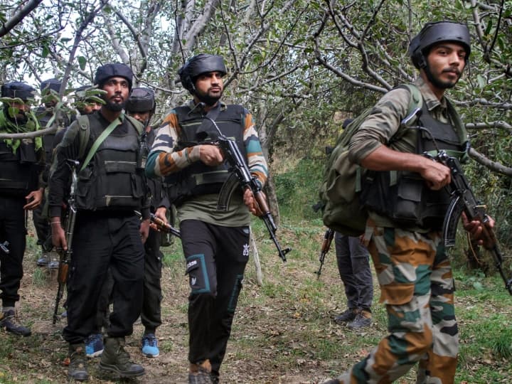 Jammu Kashmir Police Arrest al-badr terrorist Yawar Bashir Dar in joint operation with CRPF  pulwama District ANN Jammu-Kashmir: पुलिस ने पुलवामा से आतंकी के सहयोगी को किया गिरफ्तार, पिस्टल और बारूद बरामद