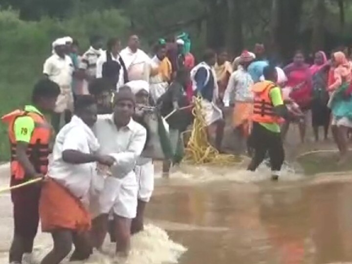 உதகை அருகே காட்டாற்று வெள்ளத்தில் அடித்துச் செல்லப்பட்ட 3 பேர் சடலமாக மீட்பு