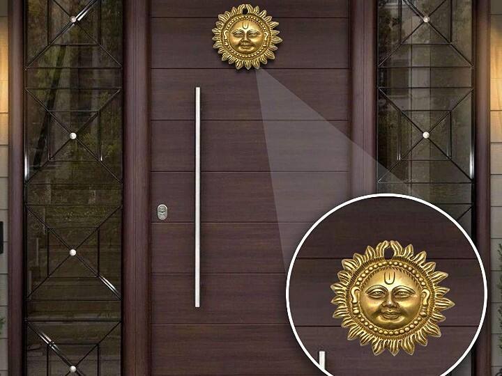 वास्तु में घर के मुख्य द्वार को बहुत महत्वपूर्ण माना जाता है, यहीं से समृद्धि और समस्याएं दोनों आती हैं. इसे शुभ बनाए रखने के लिए नए साल में मेनगेट पर सूर्य यंत्र या तांबे से निर्मित सूर्य की प्रतिमा लगाना शुभ रहेगा. कहते हैं कि इससे नकारात्मक ऊर्जा कभी घर में प्रवेश नहीं करती. इसके होने से परिवार के सदस्य की तरक्की में कोई बाधा नहीं आती. मान-सम्मान में लगातार बढ़ोत्तरी होती है.