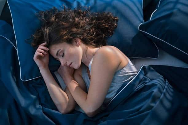 sound sleep hypothalamus plays an important role in sleeping at night marathi news Sound Sleep Benefits : दिवसापेक्षा रात्रीच्या अंधारात झोपायला का आवडते? त्याचा मेंदूवर कसा परिणाम होतो ते जाणून घ्या