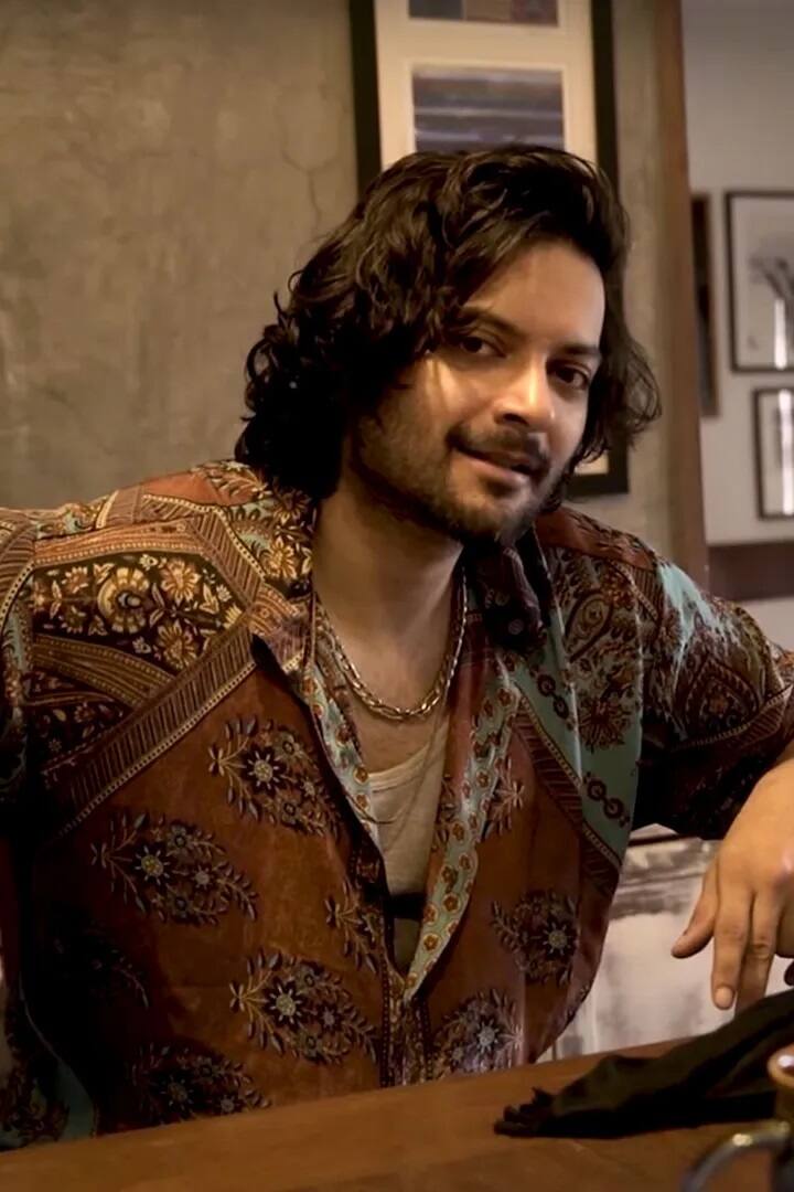 अली फजल – ‘मिर्जापुर’ के गुड्डू भैया का किरदार दर्शकों को खूब पसंद आया. वहीं इस रोल ने अली फजल के करियर को नई शेप दी. खबर है तीसरे सीजन में काम करने के लिए अली ने 12 लाख रुपये प्रति  एपिसोड की फीस वसूली है.