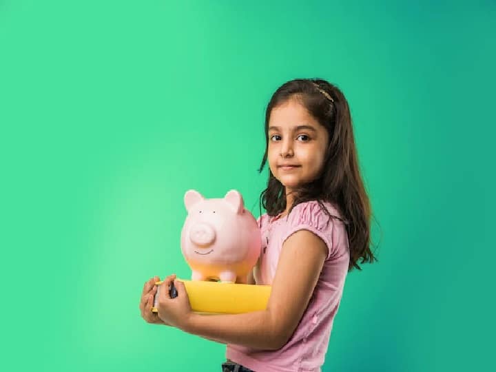 Government Schemes for Girl Child: अगर आप भी अपनी बच्ची की पढ़ाई और शादी के खर्च की चिंता रहती है तो इन 5 सरकारी योजनाओं का लाभ उठाके आप अपनी बच्ची के भविष्य को सुरक्षित कर सकते हैं. आइए जानते हैं इस बारे में. (PC: Freepik)