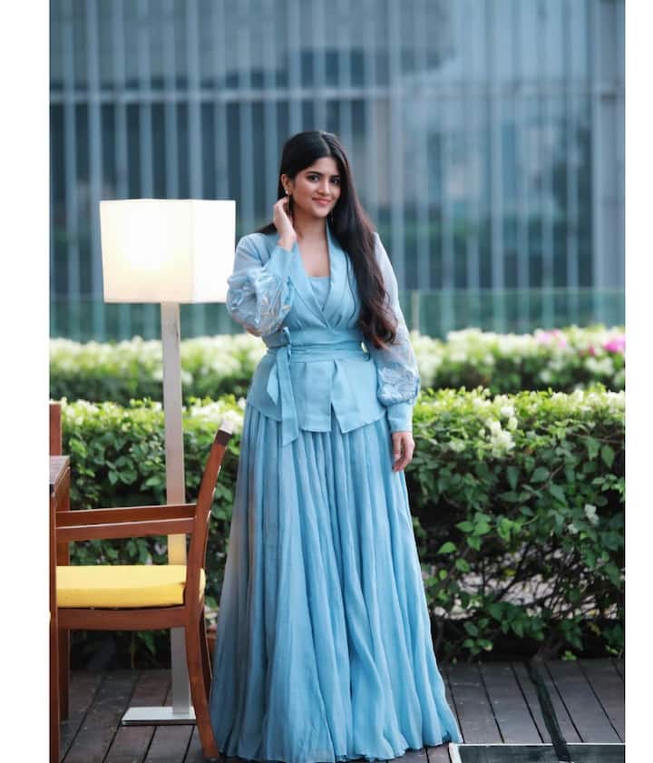 'లై' సినిమాతో తెలుగు ప్రేక్షకులకు చేరువైన మేఘా ఆకాష్...నితిన్ తో మరోసారి 'ఛల్ మోహన్ రంగా'లో నటించింది. 'రాజ రాజ చోర', 'డియర్ మేఘా' లో నటించింది. Image Credit : Megha Akash/Instagram