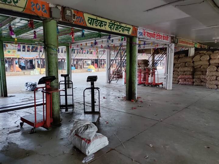 शेतकरी व्यापाऱ्यांची मार्केड यार्ड परिसरात मोठी लगबग पाहायला मिळते.