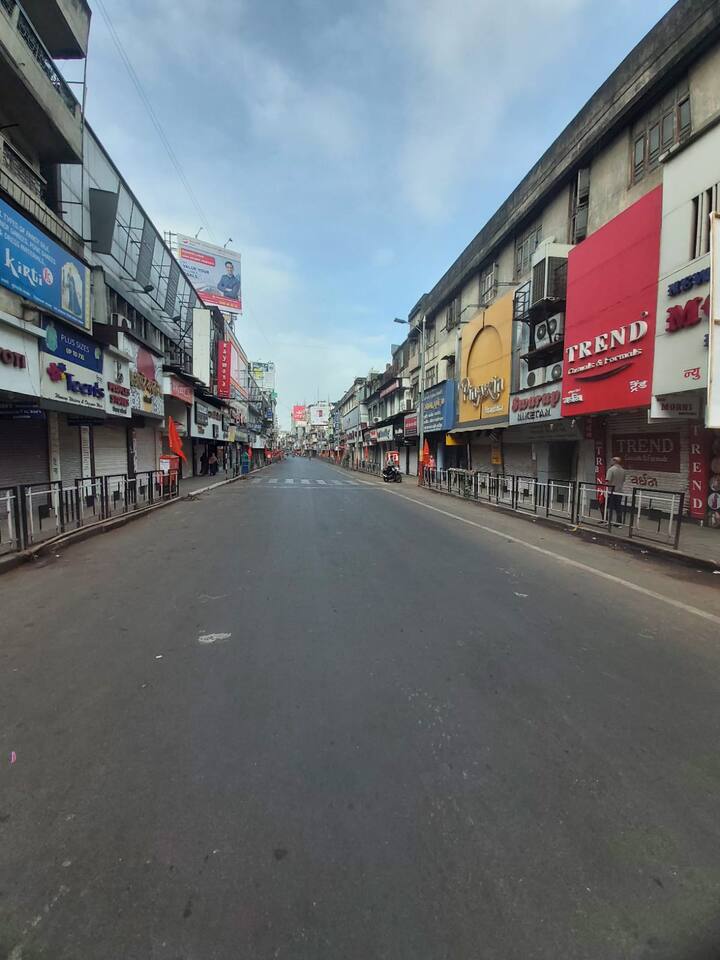 आज पुणे बंदची (Pune Bandh) हाक दिली आहे. यात कोणताही अनुचित प्रकार घडू नये यासाठी पोलिसांनी सुमारे साडेसात हजार पोलिसांचा बंदोबस्त ठेवला आहे.