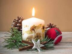 Christmas 2022: क्रिसमस पर रंग बिरंगी मोमबत्तियां लाती हैं खुशियां, हर रंग की कैंडल का है खास महत्व, जानें