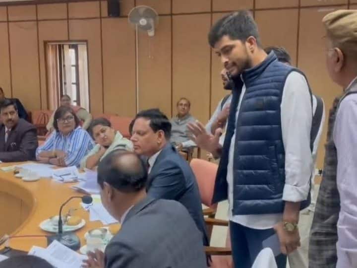 Rajasthan University student union president Nirmal Choudhary shared a video on Twitter which has created a argument ANN Rajasthan University छात्र संघ अध्यक्ष निर्मल चौधरी ने क्यों कहा- 'मैं चोर नहीं हूं'? गर्माया विवि का माहौल