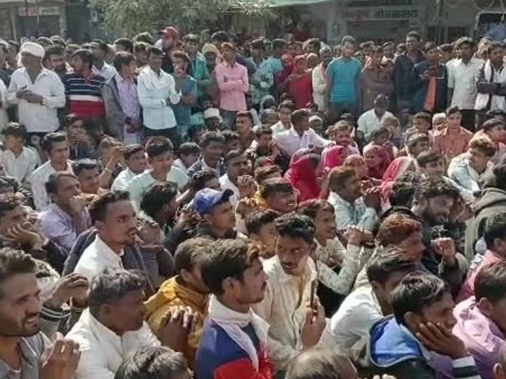 Rajasthan News: खाद की किल्लत से परेशान किसानों का उग्र प्रदर्शन, व्यापारियों की दुकानें कराईं बंद