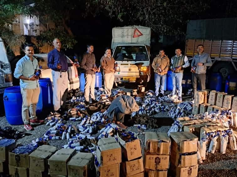 maharashtra news nashik news Pushpa arrested in Nashik, unique idea for liquor transport Nashik Crime : नाशिकमध्ये 'पुष्पा'चा कारनामा, मद्याच्या वाहतुकीसाठी अनोखी शक्कल, पोलिसही चक्रावले! 