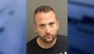 Weird News: ਨਕਲੀ ਪੁਲਿਸ ਵਾਲਾ ਬਣ ਕੇ ਵਿਅਕਤੀ ਨੇ ਲੁੱਟੀਆਂ ਦੋ ਦੁਕਾਨਾਂ, ਪੁਲਿਸ ਨੇ ਪੁੱਛਿਆ ਕਾਰਨ, ਕਿਹਾ- ਬੋਰ ਹੋ ਰਿਹਾ ਸੀ ਇਸ ਲਈ ਕੀਤੀ ਚੋਰੀ...