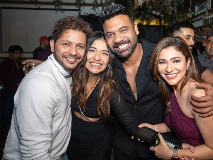 Divya Agarwal Birthday Bash Unseen Photos: टीवी एक्ट्रेस दिव्या अग्रवाल ने सोशल मीडिया पर सितारों से भरी बर्थडे पार्टी की अनदेखी तस्वीरें शेयर की हैं. आइए आपको दिखाते हैं.