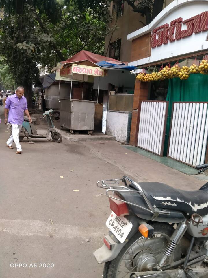 सदर फोटो पुण्यातील टिळक रोडची आहेत. जिथे बंदचे पडसाद दिसून येत आहेत.