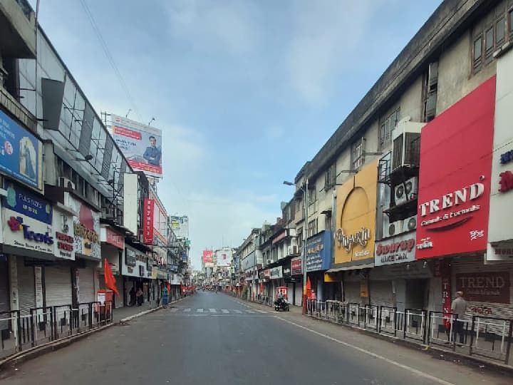 सध्या लग्नसराईचा सीजन सुरु असल्याने लक्ष्मी रोड दिवसभर गजबजलेला असतो.