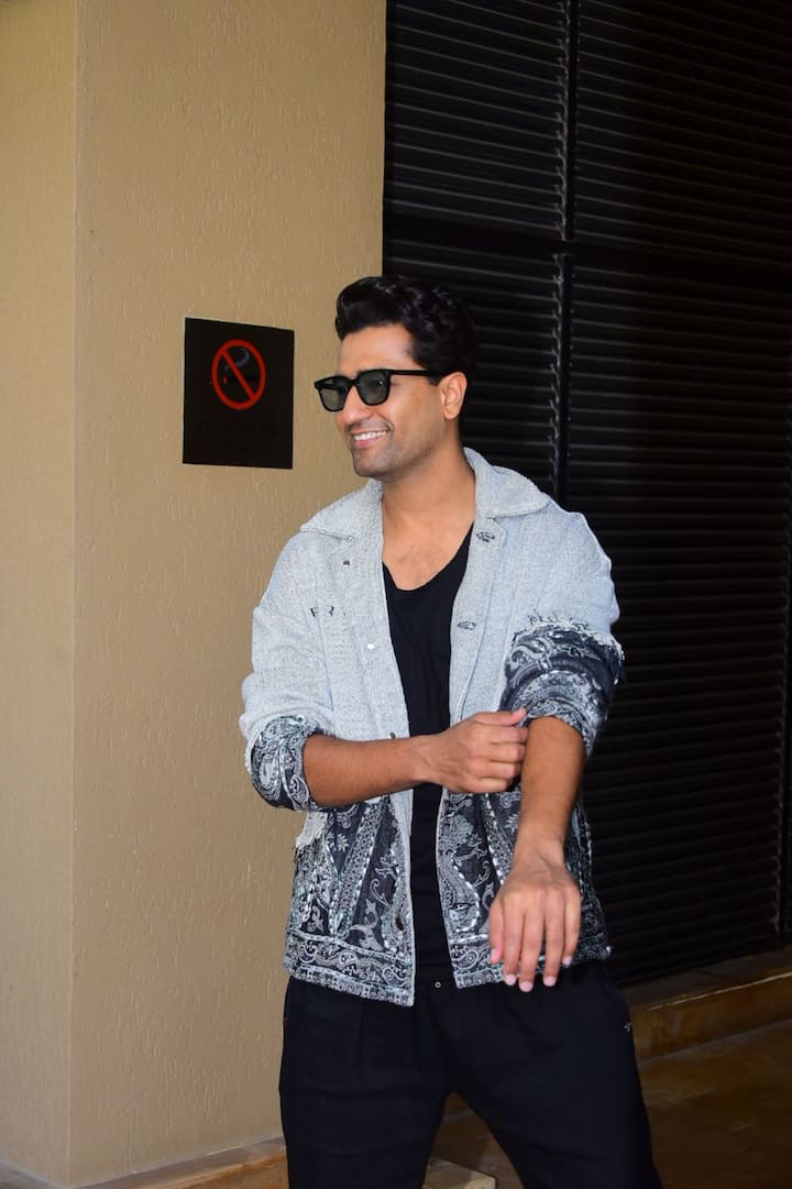 নিজের ইনস্টাগ্রাম হ্যান্ডলে গানের মিউজিক ভিডিও শেয়ার করে ভিকি লেখেন, 'মরসুমের সবচেয়ে বিদ্যুৎ তাড়িত গানের সুরে ভেসে যাওয়ার সময় এসেছে। মুক্তি পেয়েছে 'বিজলি'।'