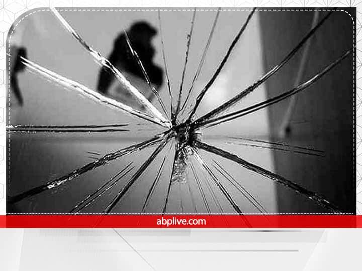 टूटा शीशा- वास्तु शास्त्र के अनुसार बाथरूम में भूलकर भी टूटा हुआ शीशा नहीं लगाना चाहिए. टूटा शीशा घर में वास्तु दोष लाता है और इससे पैसों की तंगी का सामना करना पड़ता है.