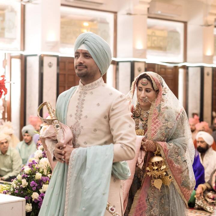 बताते चलें कि सिख धर्म की शादी में 4 फेरे लेकर शादी को पूरा माना जाता है. इन फेरों को 'लावा' भी कहते हैं. शादी और लावा की इन रस्म को 'आनंद कारज' कहा जाता है.