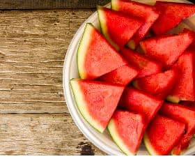 महाराष्ट्रात अनेक शेतकऱ्यांनी कलिंगड पिकाची लागवड केली आहे. रब्बी हंगामात कलिंगड  पिकाच्या लागवडीतून शेतकरी लाखो रुपयांचा नफा मिळवू शकतात.