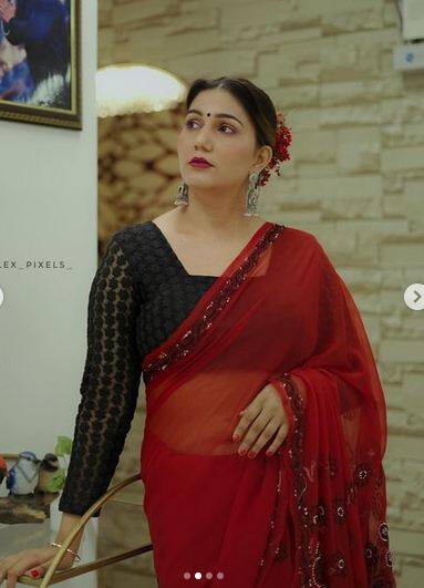 ਆਏ ਦਿਨ, ਸਪਨਾ ਆਪਣੇ ਇੰਸਟਾਗ੍ਰਾਮ 'ਤੇ ਇੱਕ ਤੋਂ ਵੱਧ ਕੇ ਇੱਕ ਸ਼ਾਨਦਾਰ ਲੁੱਕ ਸ਼ੇਅਰ ਕਰਕੇ ਤਾਰੀਫਾਂ ਲੁੱਟਦੀ ਹੈ।