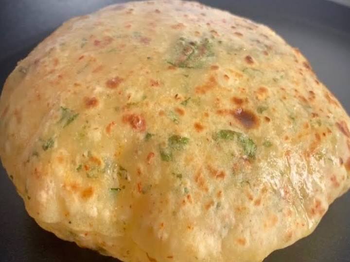 इसे बनाने के लिए एक छोटे कटोरे में, मक्खन डालें. मक्खन को अलग से पिघलाने की जरूरत नहीं है, लेकिन कमरे के तापमान पर होना चाहिए. अब लाल मिर्च फ्लेक्स, कसा हुआ लहसुन और कटा हरा धनिया डालें. सामग्री को मिलाने के लिए एक अच्छा मिश्रण दें. एक बड़े मिश्रण के कटोरे में, गेहूं का आटा और स्वादानुसार नमक डालें. अब 1 कप पानी डालें और अच्छी तरह मिला कर एक गाढ़ा और गांठ रहित घोल तैयार करें. अब मक्खन के मिश्रण को तरल आटे में डालें और अंतिम मिश्रण बनाने के लिए एक अच्छा मिश्रण दें.