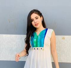 Urfi Javed : उर्फी जावेद विरोधात मुंबई पोलिंसाकडे तक्रार दाखल