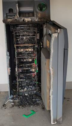 PHOTO: आधी एटीएम फोडून आठ लाख काढले, नंतर मशीन पेटवून दिलं