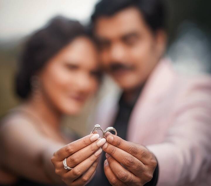 वहीं तस्वीरों में संदीप श्रीधर ऑफ व्हाइट शेरवानी में दूल्हा बने काफी हैंडसम लग रहे हैं. तस्वीरों को शेयर करते हुए एक्ट्रेस ने लिखा कि, - हम दोनों ने कुर्सी की पेटी बांध ली है, ये हमारे जीवन की सबसे मजेदार मजेदार सवारी होने जा रही है.''