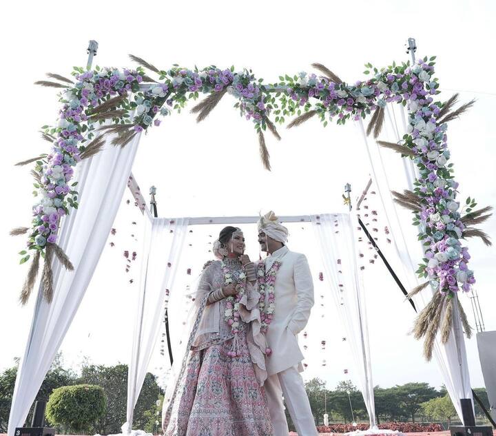 एक्ट्रेस ने अपना ब्राइडल लुक हैवी ज्वेलरी के साथ पूरा किया है. उनका मांग टीका और हाथों की महंदी एक्ट्रेस के लुक में चार चांद लगा रहे हैं.