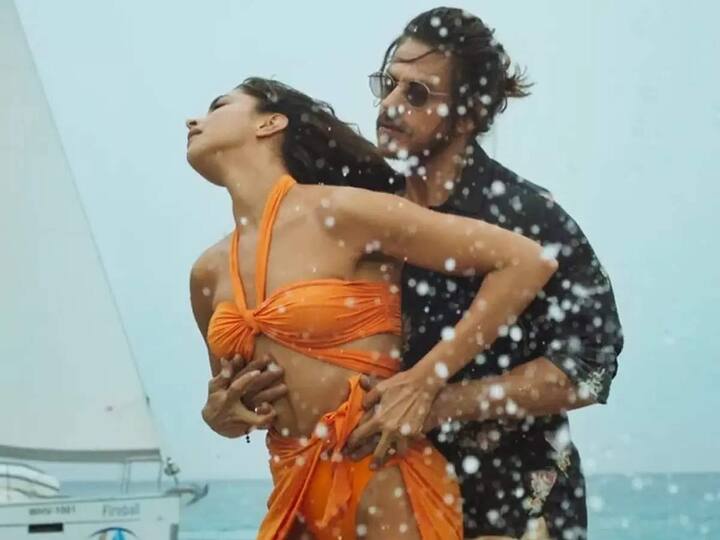 ‘बेशरम रंग’ गाना - इसके साथ ही हाल ही में एक्टर की फिल्म ‘पठान’ का गाना ‘बेशरम रंग’ भी हाल ही में रिलीज किया गया है. जिसकी वजह से शाहरुख खान ट्विटर पर ट्रेंड कर रहे हैं.