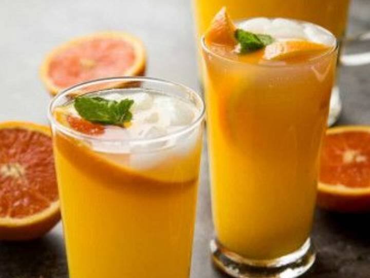 साइट्रस जूस मिलाएं: एक बड़ा सा जार लें और उसमें संतरे का रस, नींबू का रस और वोडका डालकर मिलाएं.