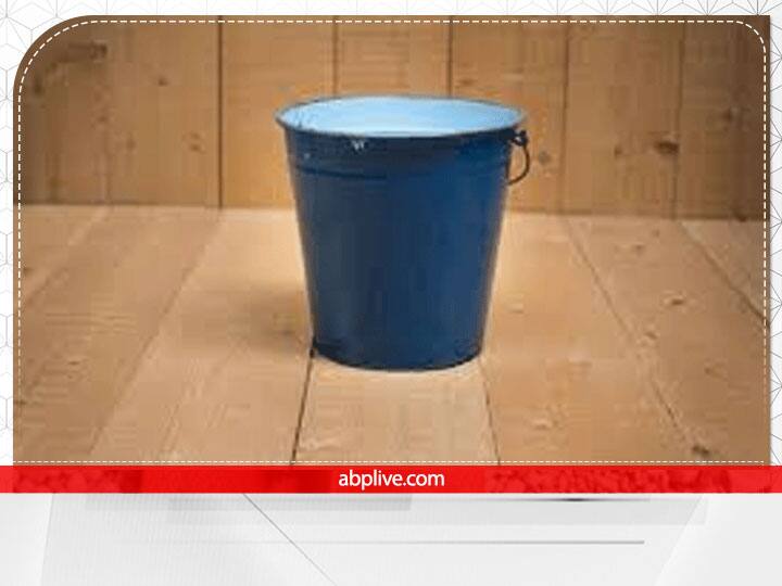 खाली बाल्टी- वास्तु के अनुसार बाथरूम में कभी रखी खाली बाल्टी घर में दुर्भाग्य का कारण बनती है. इसलिए बाथरूम में हमेशा भरी बाल्टी रखनी चाहिए.