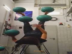 कुर्सी पर उल्टा लेटकर 5 बास्केटबॉल्स के साथ महिला ने किया ऐसा करतब, यूजर बोले - अमेजिंग