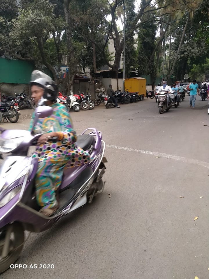 टिळक रोडला स्वारगेटला जाणाऱ्या लोकांची नेहमीच गर्दी असते.