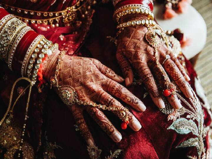 Bridal Lehenga: शादी का सीजन चल रहा है, ऐसे में जो लड़की दुल्हन बनने जा रही है उसका मन होता है कि वह शादी वाले दिन सबसे ज्यादा खूबसूरत लगे. आज इस आर्टिकल के माध्यम से हम आपको कुछ आइडियाज दे रहे हैं.