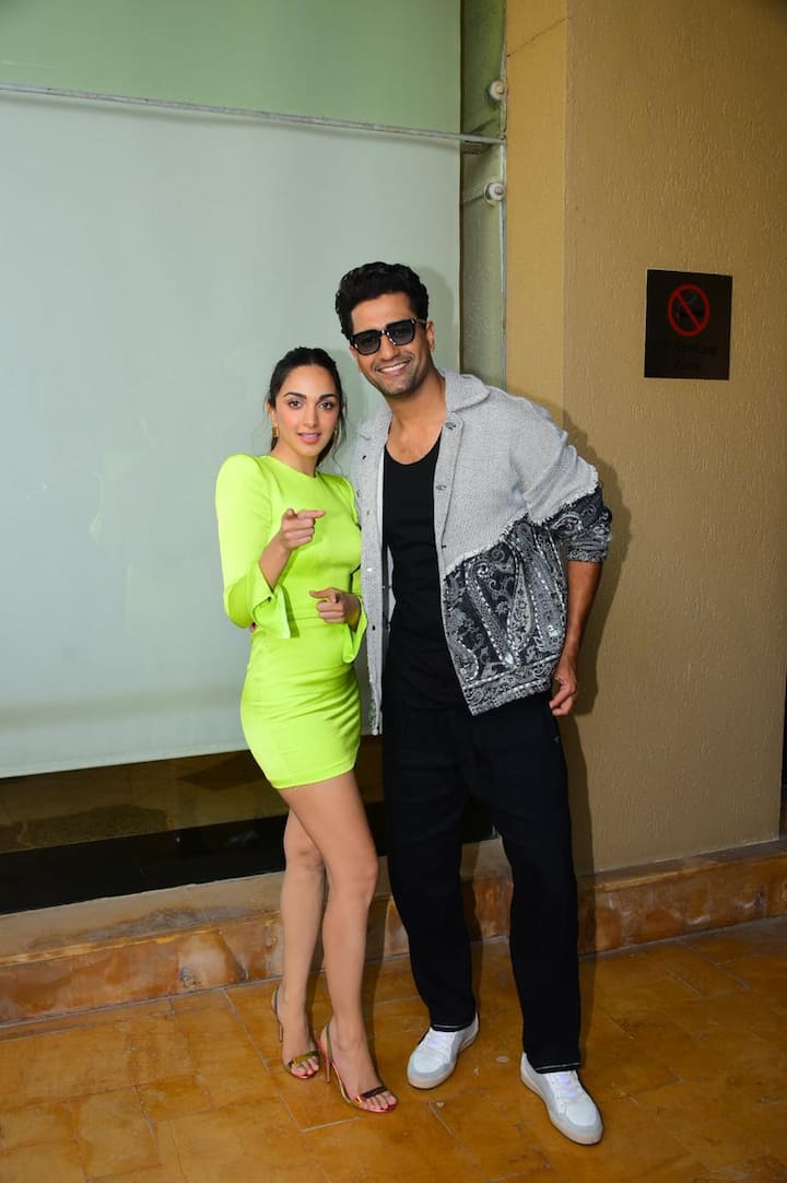 মঙ্গলবার ছবির প্রচারে বেরিয়ে পাপারাৎজিদের ক্যামেরাবন্দি হলেন কিয়ারা ও ভিকি।