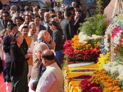 संसद हमले की बरसी पर शहीदों को पीएम मोदी से लेकर सोनिया गांधी तक... बड़े नेताओं की तरफ से दी गई श्रद्धांजलि, देखें तस्वीरें