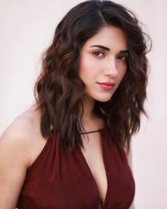 Ruhani Sharma: తేనె కళ్లతో కవ్విస్తున్న రుహానీ శర్మ