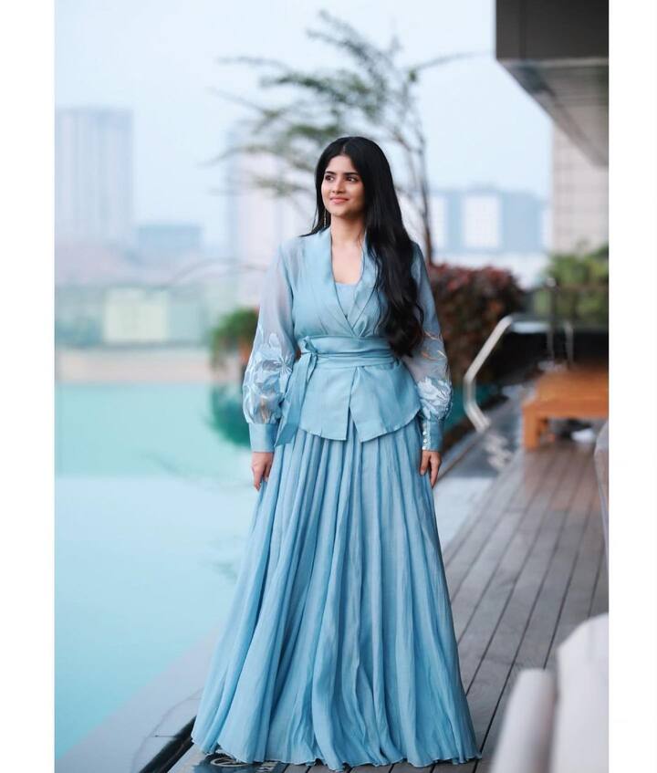 పొడవాటి జుట్టు ముచ్చటైన నవ్వుతో మెస్మరైజ్ చేస్తుంది మేఘా ఆకాష్. Image Credit : Megha Akash/Instagram