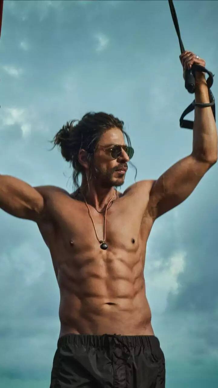 फिल्म अनाउंसमेंट- एक्टर की फिल्म ‘पठान’ अगले साल रिलीज होने वाली है. जिसका फैंस बेसब्री से इंतजार कर रहे हैं. लेकिन शाहरुख ने इसकी रिलीज डेट के साथ फैंस को इस साल अपने दो और प्रोजेक्ट्स की जानकारी दी. जिसमें से एक राजकुमार हिरानी की फिल्म ‘डंकी’ है.