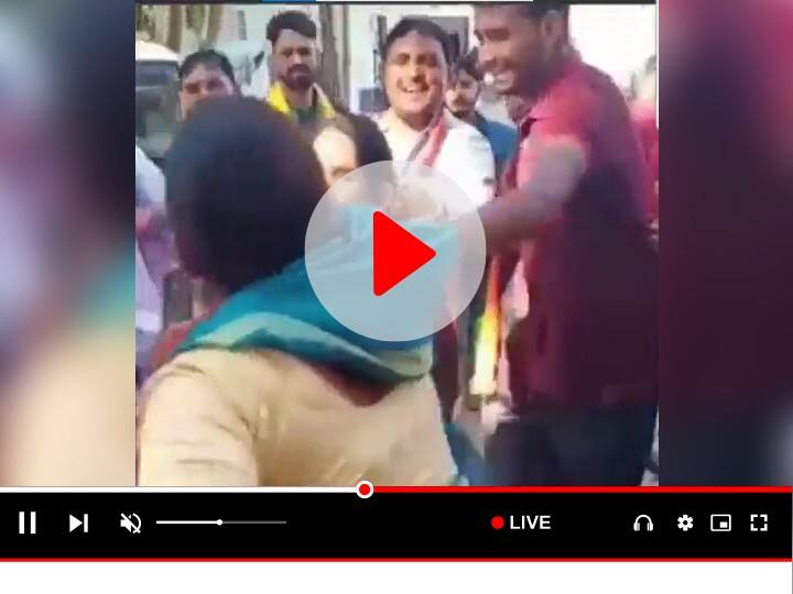 Watch: बीजेपी की महिला नेताओं ने एक दूसरे को लगा दिए थप्पड़! सामने आया वीडियो Jaipur BJP MLA Priyanka Sharma and Rubiya Slap Each Other During Jan Akrosh Rath Yatra Video Viral ANN Watch: बीजेपी की महिला नेताओं ने एक दूसरे को लगा दिए थप्पड़! सामने आया वीडियो