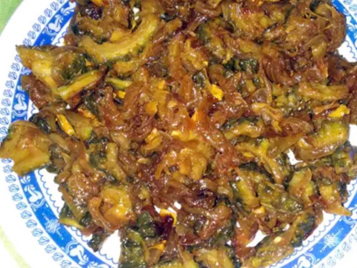 सबसे पहले करेले को अच्छे से धो लें. फिर थोड़ी देर के लिए पानी में भिगोकर रहने दें. कुछ देर बाद उसे पानी से निकालकर उसमें थोड़ा सा नमक और हल्दी मिला लें.