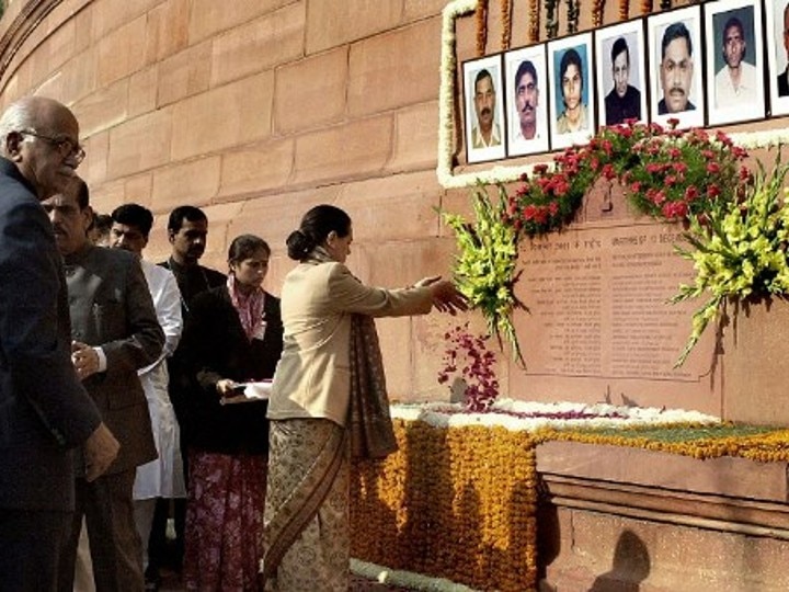 Veteran politicians, Sonia Gandhi, LK Advani pay tribute to the martyrs a year later on the first anniversary of attack on the Parliament. Image source: AFP 