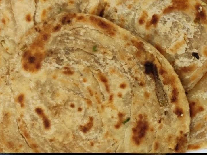 इस स्वादिष्ट पराठे को बनाने के लिए आपको बस कुछ सामग्री जैसे गेहूं का आटा, मक्खन, लाल मिर्च के गुच्छे, लहसुन, हरा धनिया और नमक चाहिए. पराठे को तीखा बनाने के लिए आप इसमें बारीक कटी हरी मिर्च भी डाल सकते हैं. ब्रेकफास्ट, लंच या डिनर, यह पराठा रेसिपी दिन में कभी भी बनाई जा सकती है.