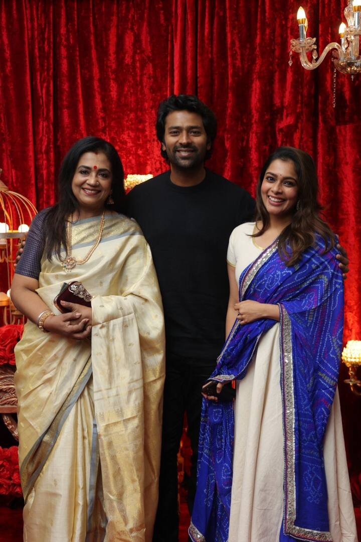 மனைவி மற்றும் தாயாருடன் நடிகர் சாந்தனு