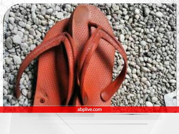 टूटी चप्पल- बाथरूम में टूटी चप्पल बिल्कुल भी नहीं रखनी चाहिए. वास्तु शास्त्र के अनुसार टूटी चप्प्ल घर में नकारात्मक ऊर्जा लेकर आती है.