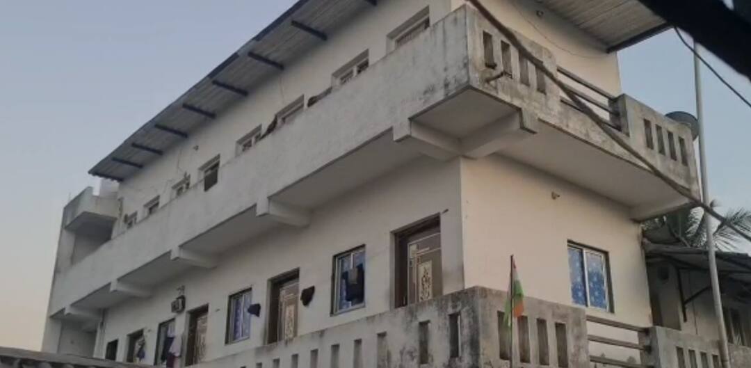 Navsari: નવસારીના બીલીમોરામાં ગેસ સિલિન્ડર ફાટતા એક વર્ષના બાળકનુ મોત Navsari: A one-year-old child died after a gas cylinder burst in Belimora, Navsari Navsari: નવસારીના બીલીમોરામાં ગેસ સિલિન્ડર ફાટતા એક વર્ષના બાળકનુ મોત