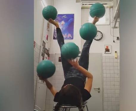 Watch Video : Woman Lying on Chair Juggles with 5 Basketballs Viral Video: ખુરશી પર ઉંધા લટકી આ મહિલાએ કરી અદભુત જાદુગરી, આંખો પહોળી થઈ જશે